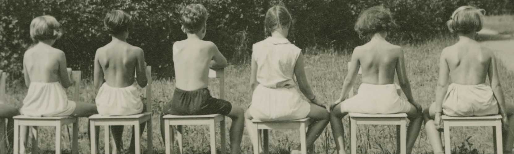 Schmuckbild: Kinder bei Sitzübung auf Stühlen