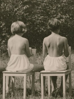 Ausstellung zur Körperpädagogin Elfriede Hengstenberg zeigt Fotos aus dem BBF-Archiv