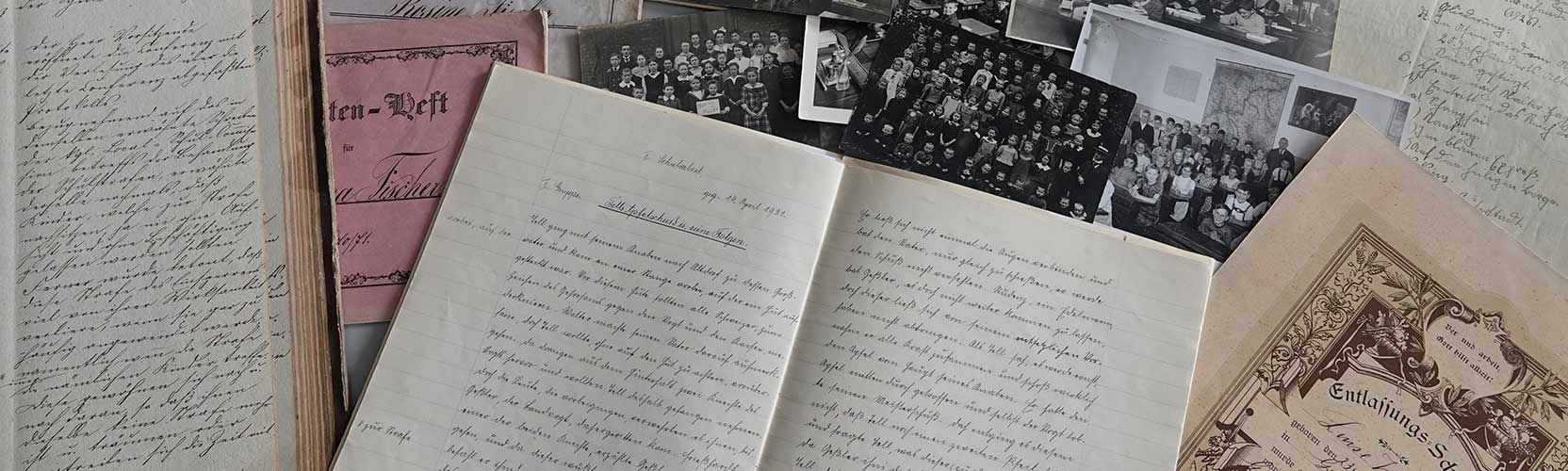 Schmuckbild: Verschiedene Archivmaterialien ausgebreitet auf dem Tisch
