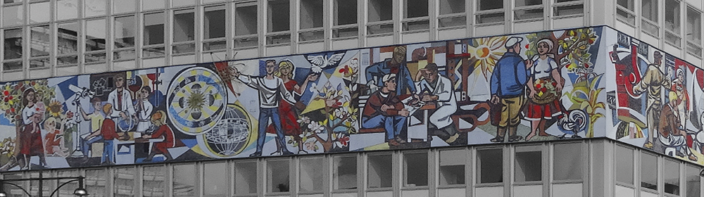 Schumuckbild: Ausschnitt aus der Bauchbinde am Haus des Lehrers