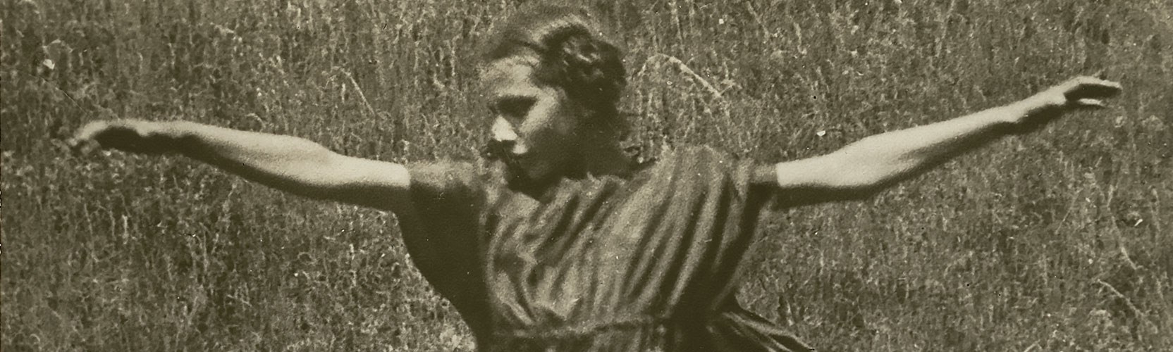 Schmuckbild: Elfriede Hengstenberg, wie sie über eine Wiese springt