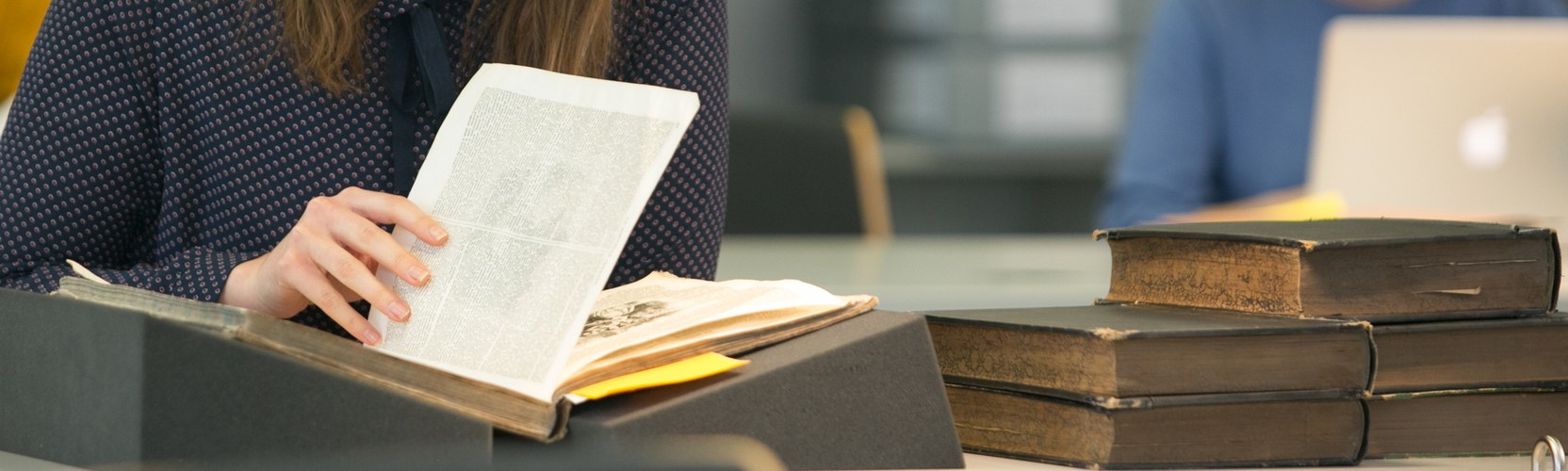 Schmuckbild: Blättern in einem Buch