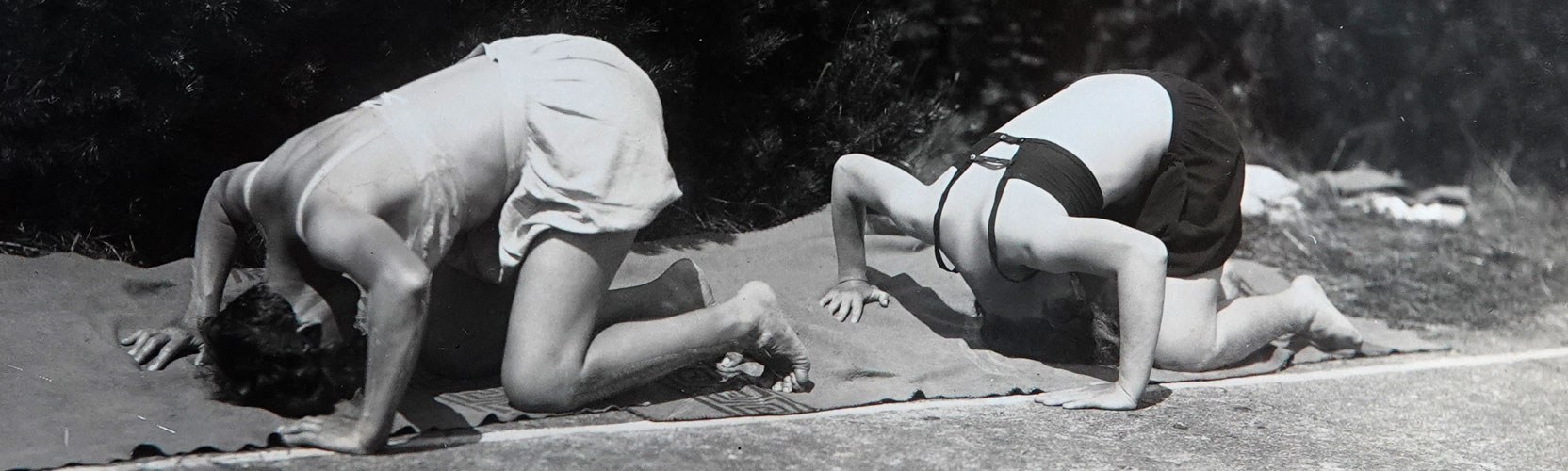 Zwei Frauen bei gymnastischen Übungen