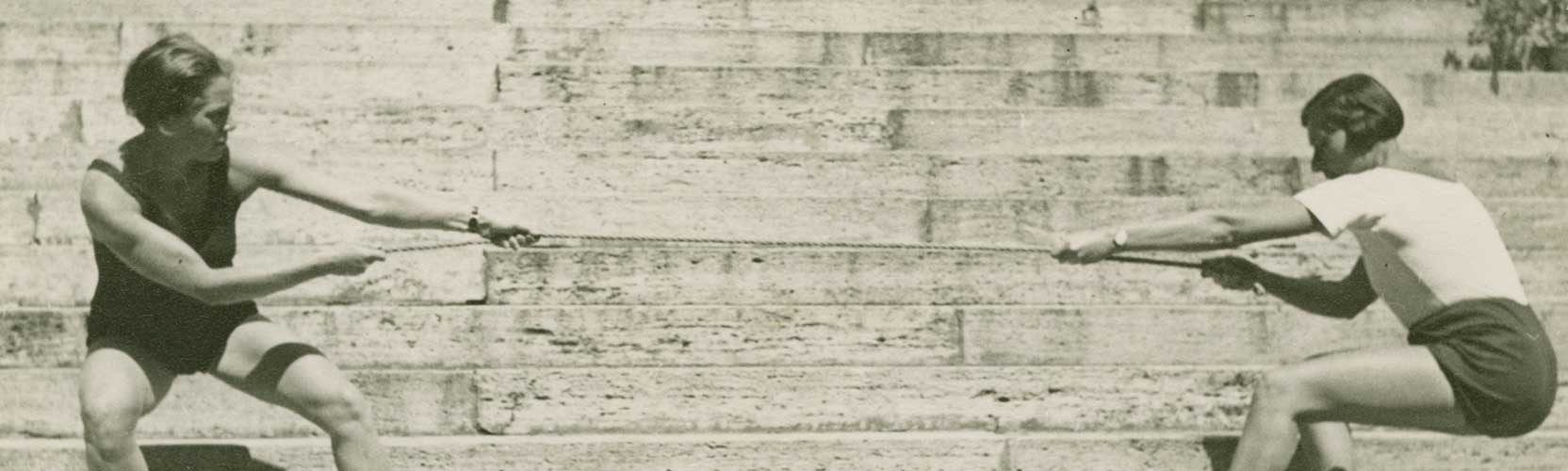 Seilziehen zweier Frauen