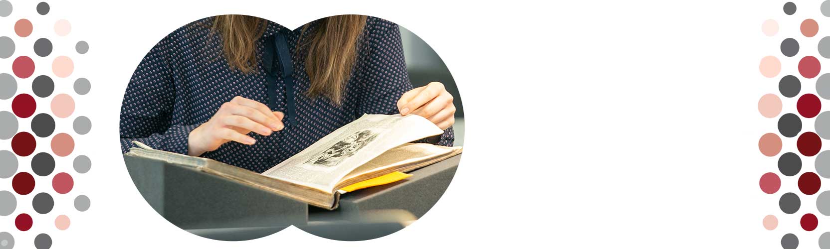 Frau in Buch blätternd